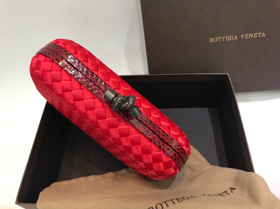 The latest and most popular Knot clutch from the 8651 counter is made of exquisite Japanese silk fabric with snakeskin piping. It looks elegant when worn cross-body or in the hand. It can also be carried by petite girls and can hold 2 iPhone X phones. Size: 20cm*12cm